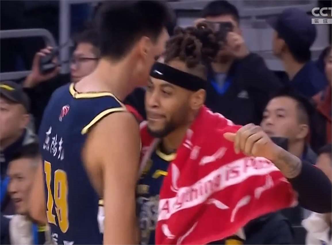 爱游戏体育-杨瀚森对比NBA和CBA身体对抗：这边比较文明