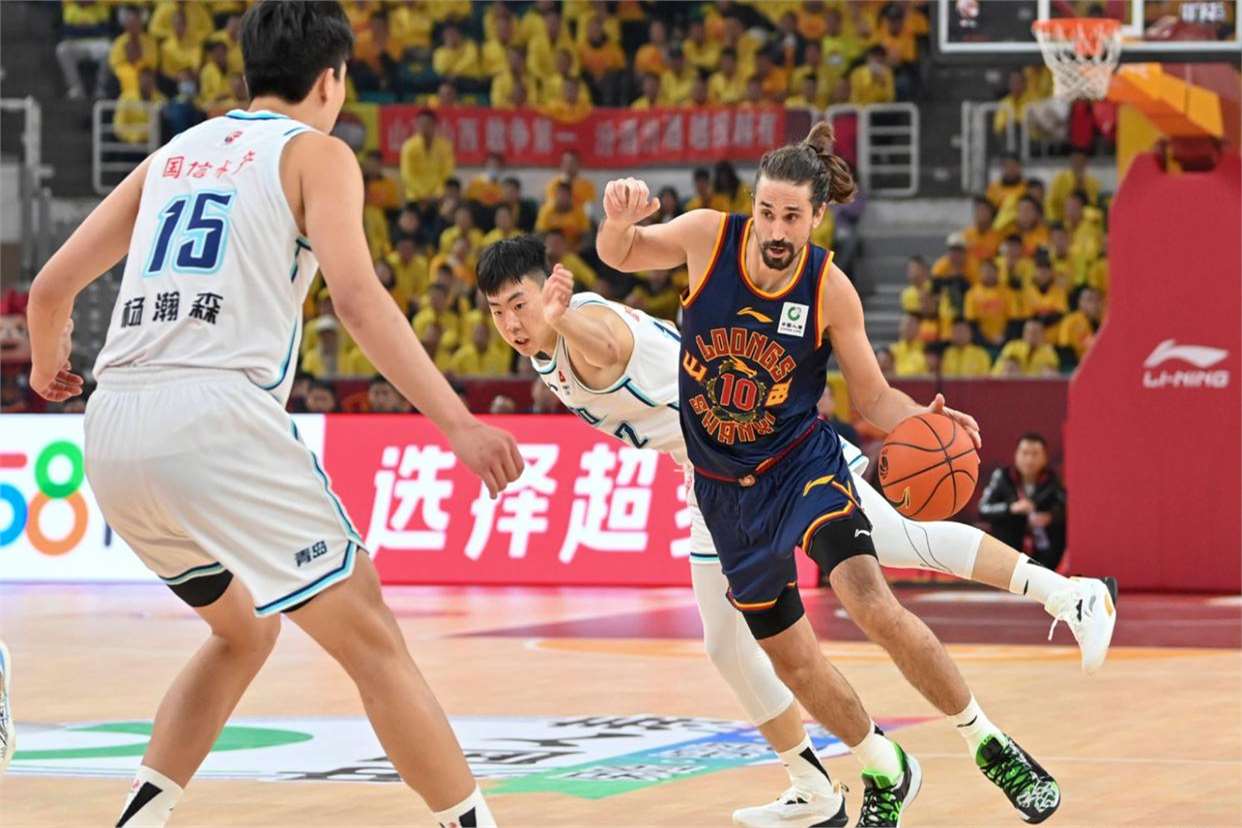 杨瀚森对比NBA和CBA身体对抗：这边比较文明