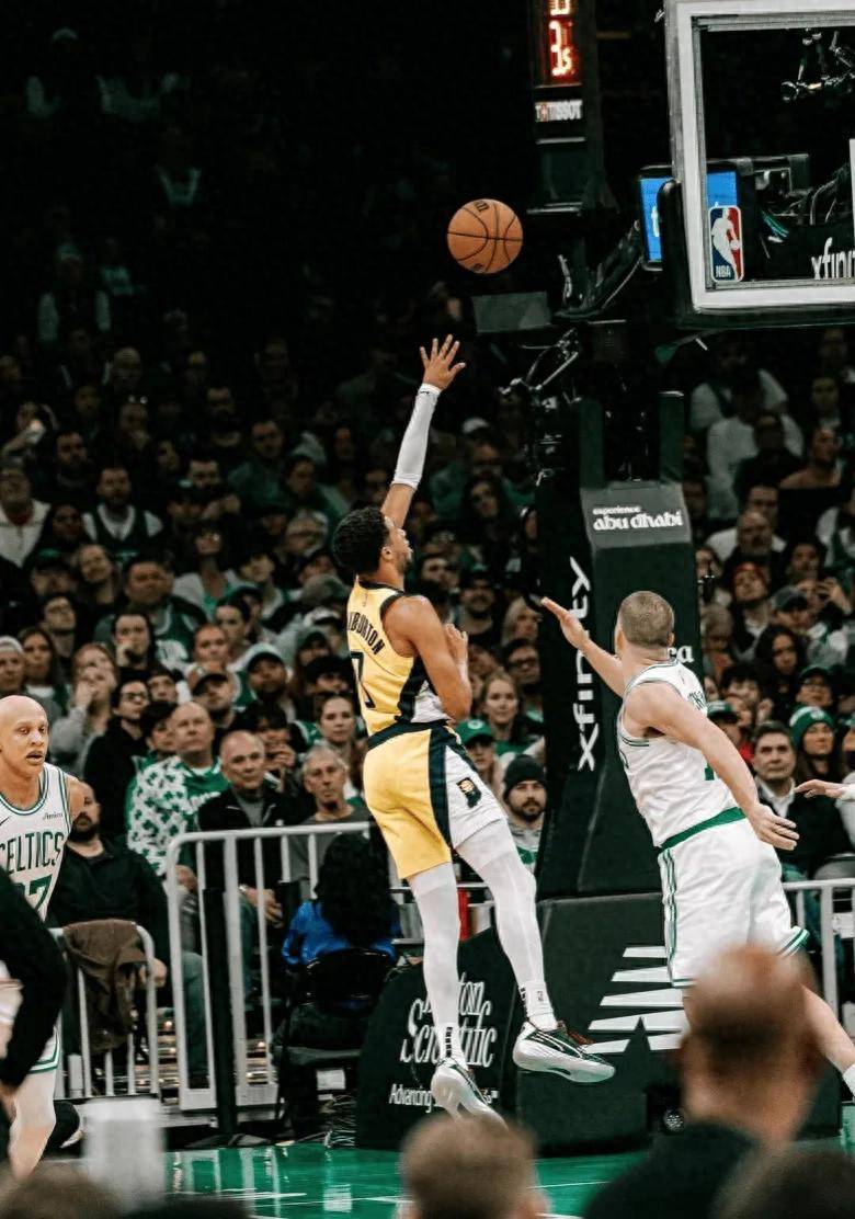 包含NBA-哈利伯顿右跟腱撕裂总决赛带伤作战的词条