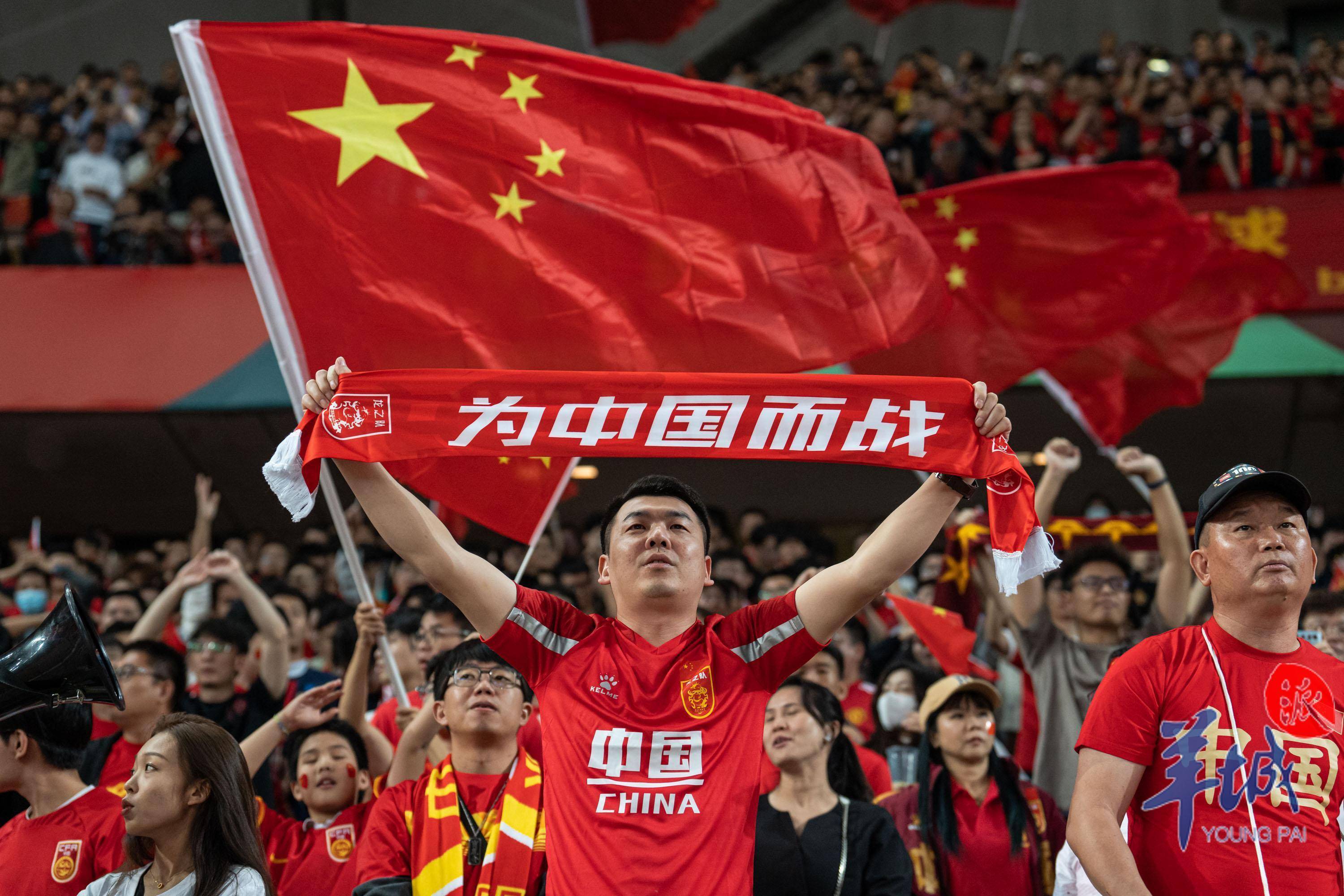 足球强队将在激烈比赛中争夺冠军荣誉，斗志昂扬