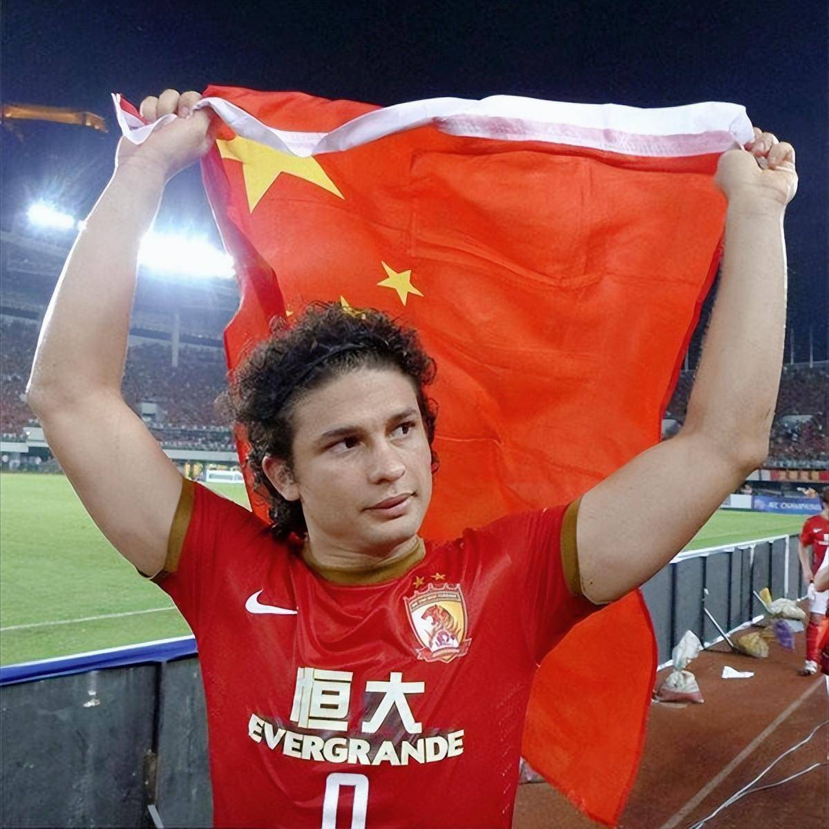 包含国际足球巨星因伤患宣布退役引发球迷泪目的词条