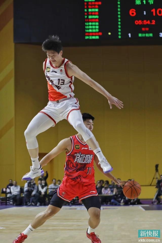 包含CBA联赛上演激烈对决，比分胶着的词条